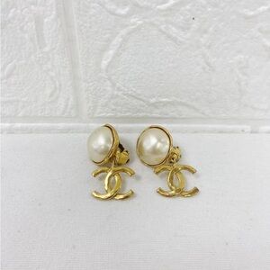 Chanel
Vintage Faux Pearl Clip-On Drop Single Earring